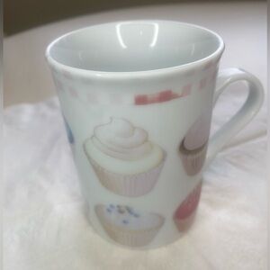 Creativetops Ceramic Cupcake mug in pink & white hues